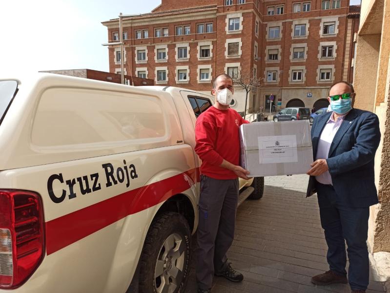Cruz Roja en Teruel recibe mascarillas de manos del subdelegado, José Ramón Morro.