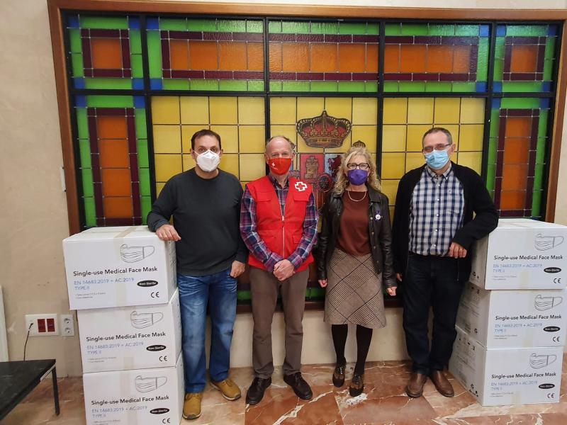 Las entidades sociales reciben mascarillas quirúrgicas de manos de la subdelegada del Gobierno en Huesca, Silvia Salazar.