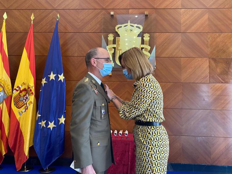 La delegada del Gobierno en Aragón, Pilar Alegría, entrega el reconocimiento a las Fuerzas Armadas, recogido por el delegado Conrado Cebollero