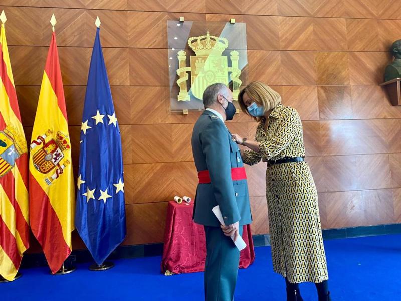 Pilar Alegría hace entrega de la Medalla al General de división Carlos Crespo Romero