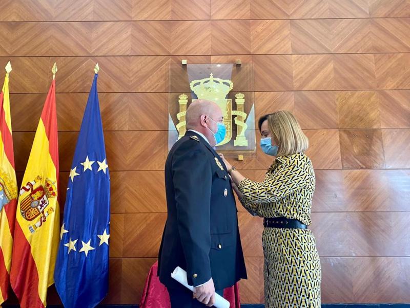 La delegada del Gobierno en Aragón entrega la Medalla al Jefe Superior de Policía en Aragón, Juan Carlos Hernández
