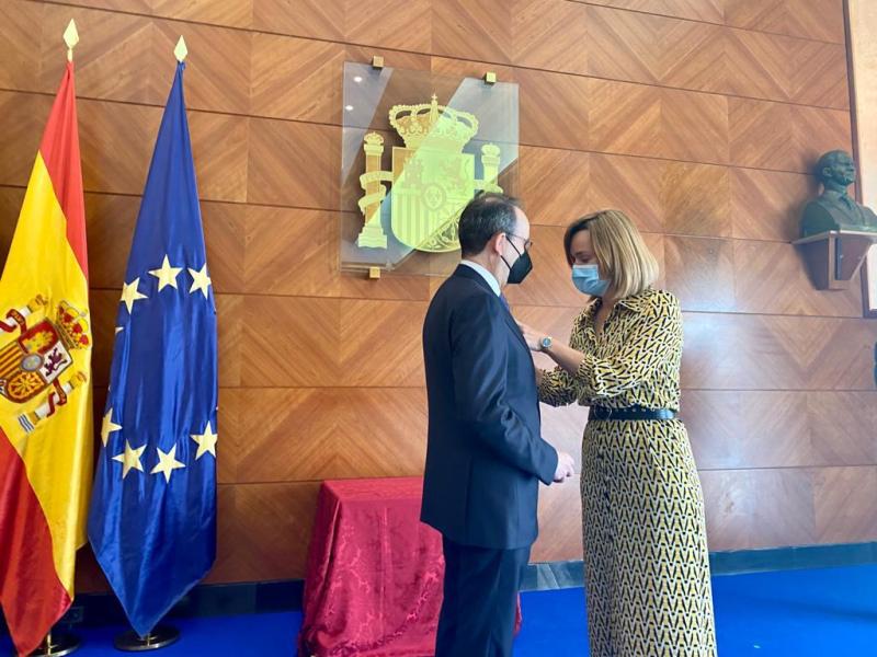 Pilar Alegría hace entrega de la Medalla a Rafael Santacruz, Jefe del Servicio Jurídico del Estado en Aragón