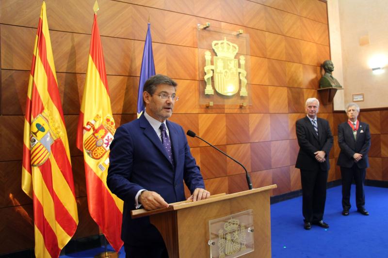 Rafael Catalá condecora al gerente territorial del Ministerio de Justicia en Aragón