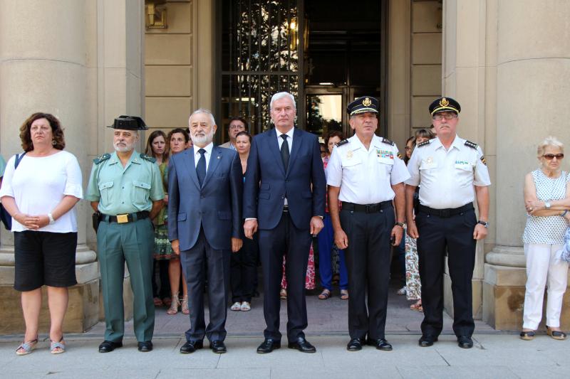 La Delegación del Gobierno guarda un minuto de silencio en recuerdo de las víctimas de los atentados ocurridos en Cataluña

