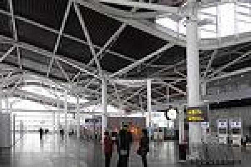 El aeropuerto de Zaragoza retoma el sábado los vuelos de pasajeros entre estrictas medidas de seguridad