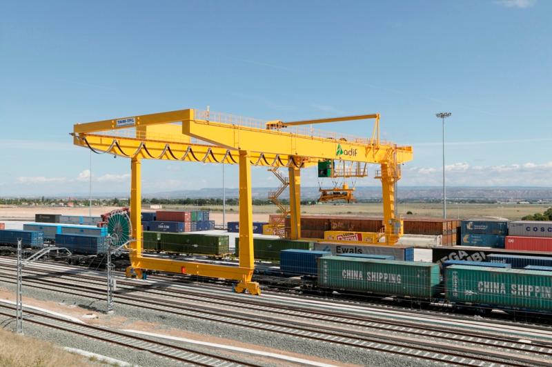 Adif licita la gestión de servicios de maniobras y operaciones del tren en la terminal de mercancías de Zaragoza Plaza

