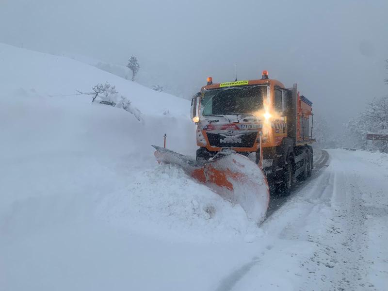 Mitma dispone 197 máquinas quitanieves y 30.920 toneladas de fundentes para hacer frente a las nevadas en Aragón
