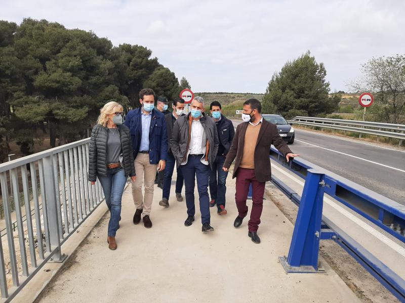 La subdelegada del Gobierno en Huesca asiste a la apertura del paseo peatonal del puente de la N-240 en Monzón