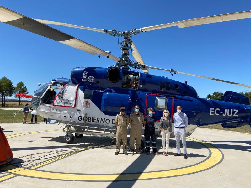 La subdelegada del Gobierno en Huesca visita la base del helicóptero antiincendios de Plasencia del Monte