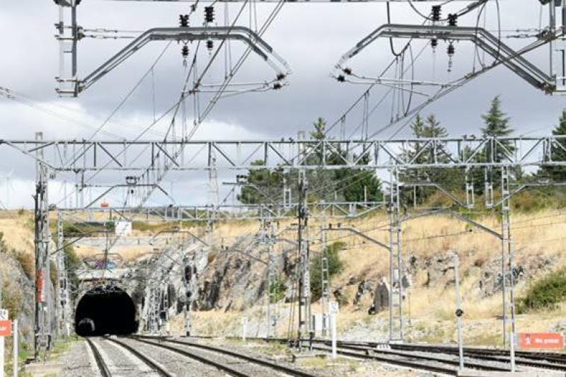 El Gobierno autoriza las obras para mejorar la fiabilidad del sistema de electrificación ferroviaria en Cataluña y Aragón por 31 millones de euros