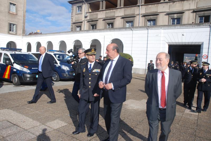 Foto visita a Asturias del director General de la Policía.