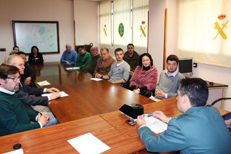 Asociaciones de vecinos de Oviedo y la Asociación T.E.A. visitan a la Guardia Civil.