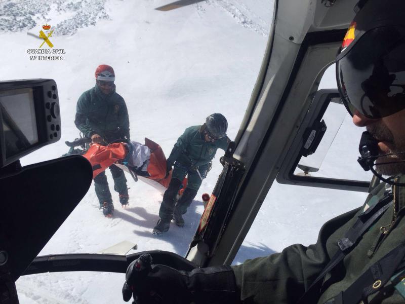 La Guardia Civil localiza y rescata el cadáver de un montañero fallecido en Peña Ubiña.