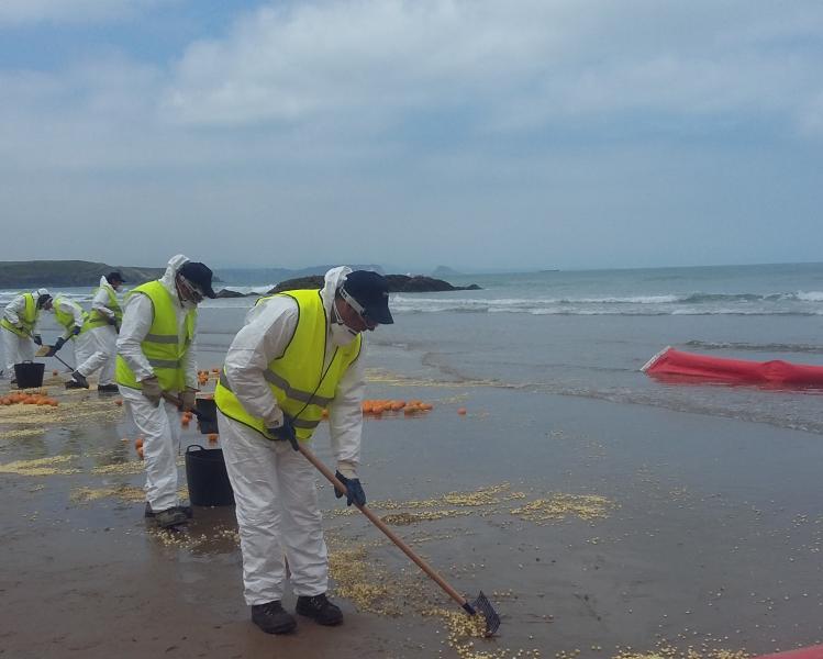 Simulacro de lucha contra la contaminación marina accidental en la playa de Xagó en Gozón (Asturias).