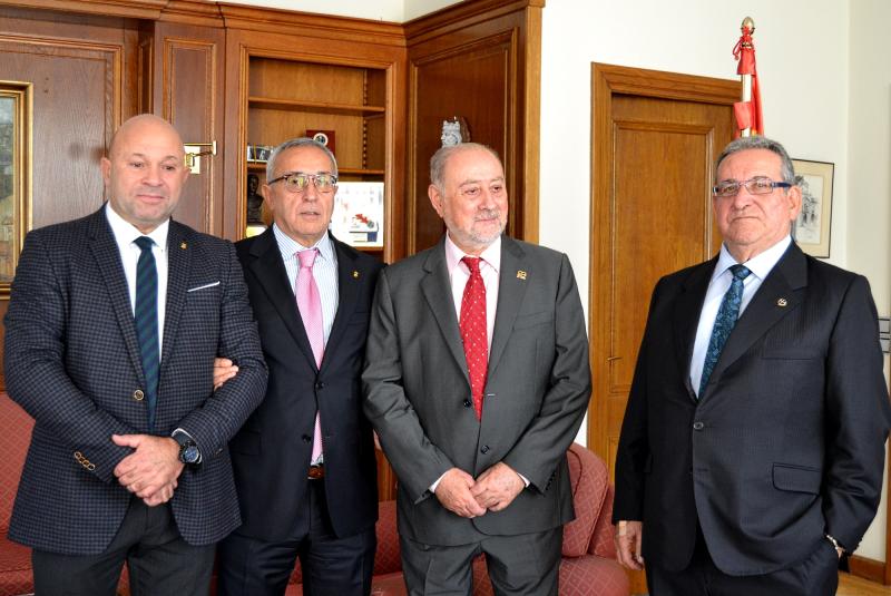 El presidente de la Federación Asturiana de Judo, impuso al delegado del Gobierno en Asturias la insignia de oro y brillantes de la Federación.