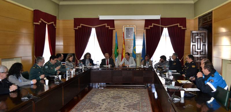 El delegado del Gobierno y el alcalde del Ayuntamiento de Langreo presidieron la Junta Local de Seguridad, celebrada en la Casa Consistorial.
