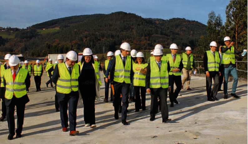 El ministro de Fomento visitó las obras del viaducto sobre el río Narcea de la Autovía A-63, acompañado del delegado del Gobierno.
