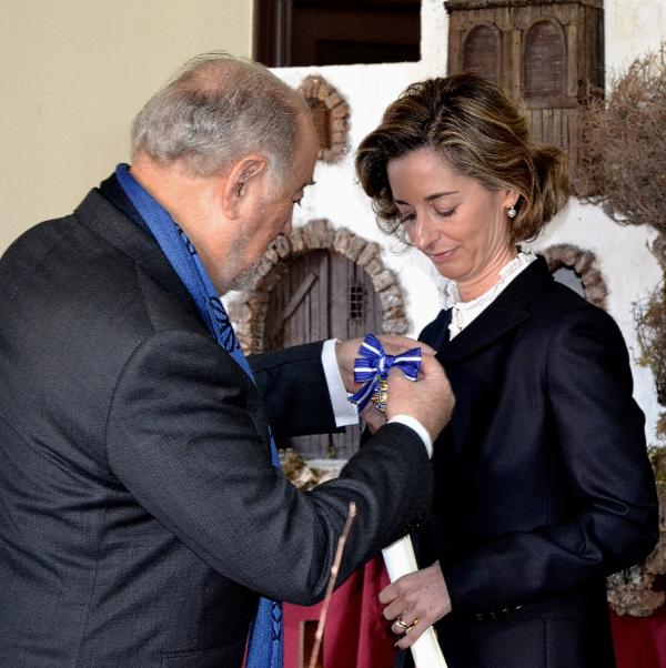 Acto de ingreso de Enriqueta de Valdés Cavanillas, gerente de la Fundación Cardín Fernández, en la Orden del Mérito Civil.
