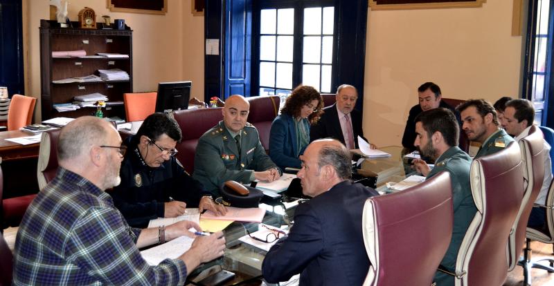 El delegado del Gobierno y el alcalde del Ayuntamiento de Grado presidieron la reunión de la Junta Local de Seguridad, celebrada en la Casa Consistorial.