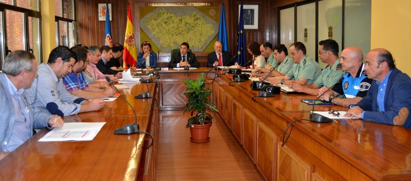 El delegado del Gobierno y el alcalde del Ayuntamiento de Llanera presidieron la reunión extraordinaria de la Junta Local de Seguridad, conforme al R.D. 1087/2010, de 3 de septiembre. 