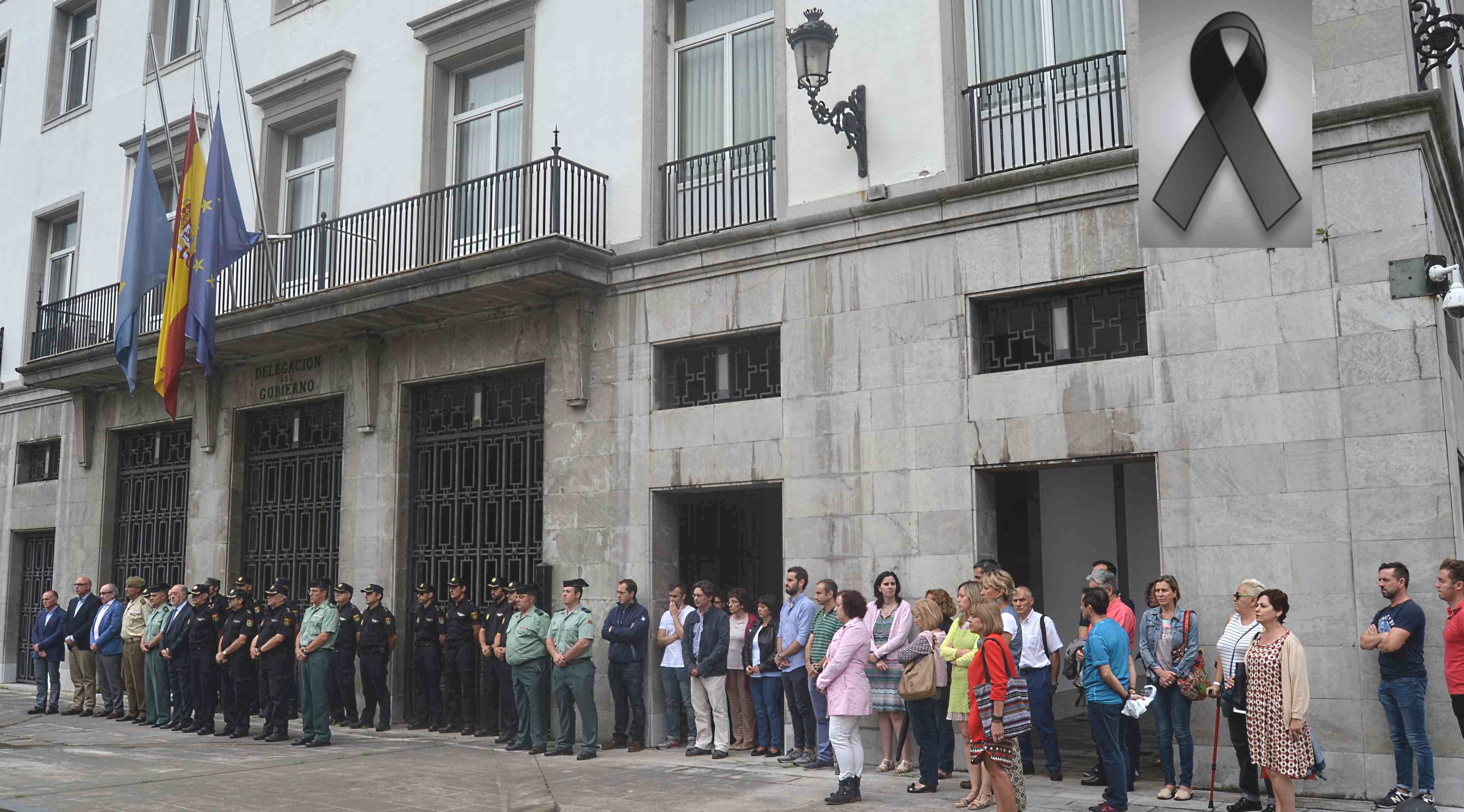 Minuto de silencio a la puerta de la sede de la Delegación del Gobierno como testimonio de dolor ante el criminal atentado perpetrado en Barcelona.