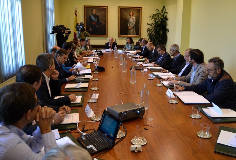 El delegado del Gobierno presidió la V Reunión de la Comisión de Tráfico y Seguridad Vial del  Principado de Asturias, celebrada en la sede de la Delegación del Gobierno.