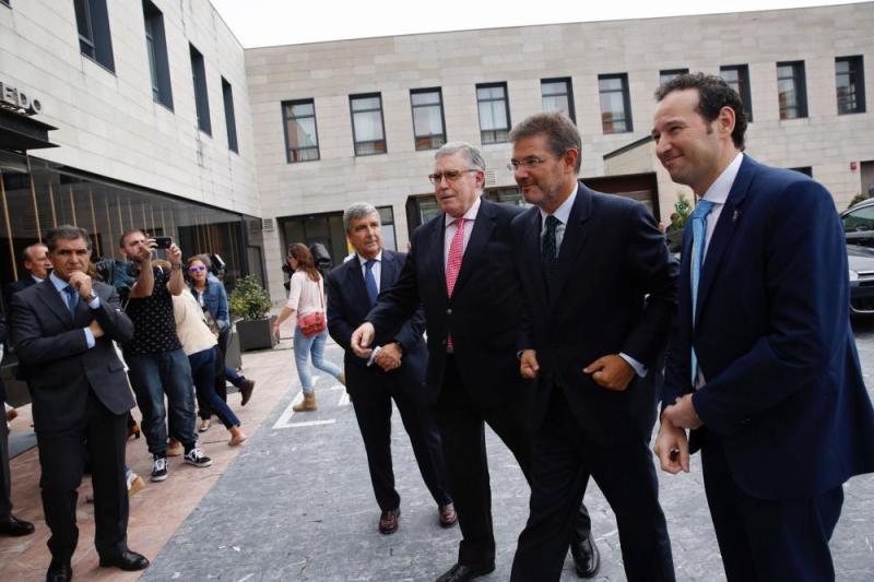 El centro el ministro de Justicia, a su izquierda el consejero de Presidencia del Principado de Asturias y a su derecha el presidente del Tribunal Superior de Justicia.