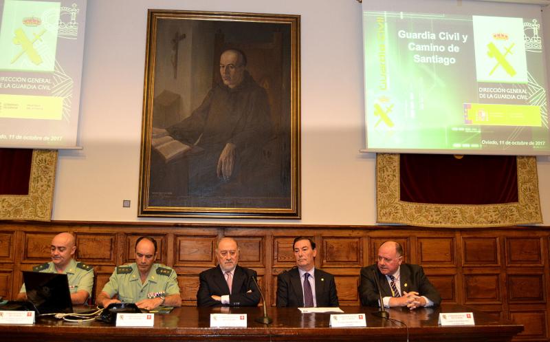 La Guardia Civil ofreció en el Aula Magna de la Universidad de Oviedo, una conferencia sobre la labor que desempeña en el  Camino de Santiago a su paso por Asturias, presidida por el delegado del Gobierno y miembros de la Guardia Civil.