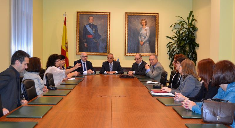 El director del Área de la Alta Inspección Educativa en la Delegación del Gobierno recibió a un grupo de inspectores de Bulgaria y Turquía, acompañados por los representantes en Asturias de ADIDE.