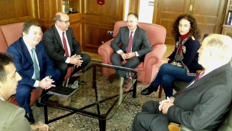 El delegado del Gobierno recibió en su despacho al director general de la Tesorería General de la Seguridad Social con motivo de su visita a Asturias.