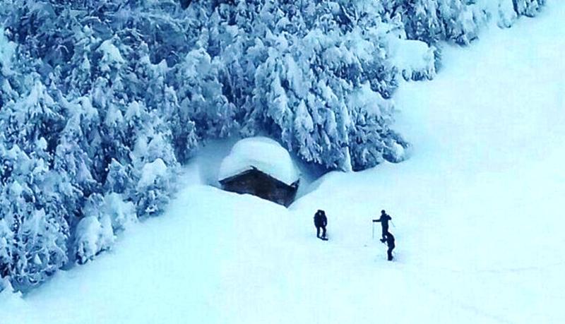 La Guardia Civil rescata a una persona atrapada por la nieve en una cabaña del Puerto de Agüería (Asturias).
