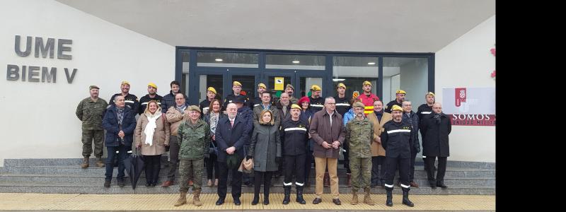 El delegado del Gobierno visita las instalaciones del Quinto Batallón.Gabino de Lorenzo asiste a una exhibición de las capacidades de la Unidad Militar de Emergencias en su base de León.