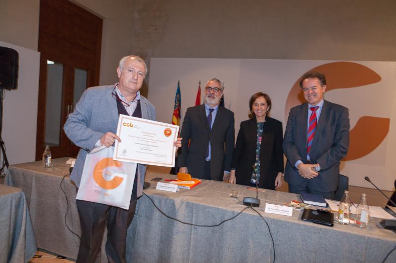 De la Biblioteca Escolar IES Real Instituto de Jovellanos. El Consejo de Cooperación Bibliotecaria entrega el premio Sello CCB 2017 al proyecto ‘Gijón, callejero poético’.