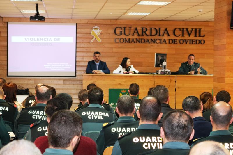 Conferencia sobre violencia de género en el acuartelamiento de Oviedo.