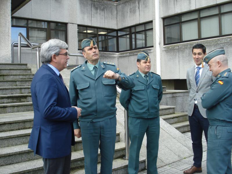De izquierda a derecha, el delegado del Gobierno, el coronel jefe de la 14ª Zona de la Guardia Civil, el teniente coronel jefe de la Comandancia de la Guardia Civil de Gijón, el jefe de Gabinete del delegado del Gobierno y el teniente coronel jefe de la Comandancia de la Guardia Civil de Oviedo