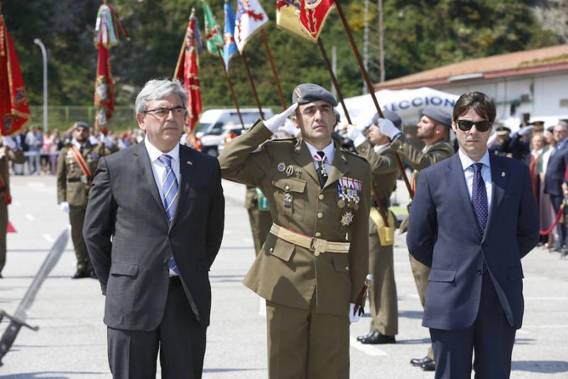 De izquierda a derecha, delegado del Gobierno, coronel del Rilat y alcalde del Ayuntamiento de Cudillero