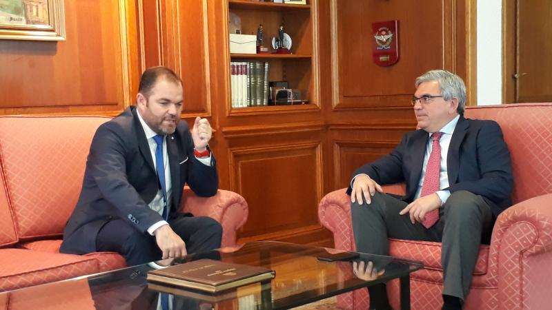 El presidente de la Cámara de Comercio de Oviedo presenta al delegado del Gobierno su programa para la entidad
