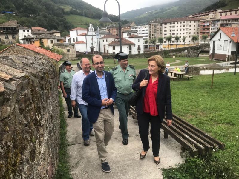La Delegada del Gobierno recorre Cangas del Narcea junto al Alcalde del concejo