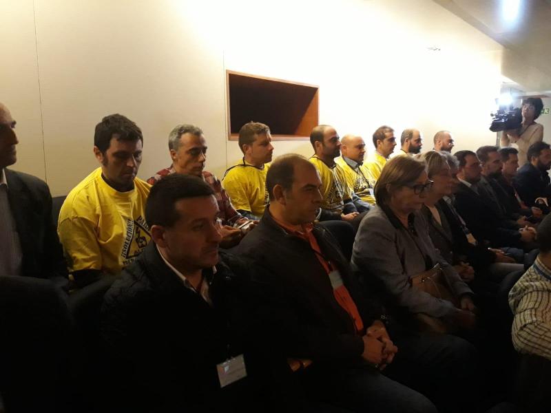 La Delegada del Gobierno, junto a otras autoridades y trabajadores de Alcoa