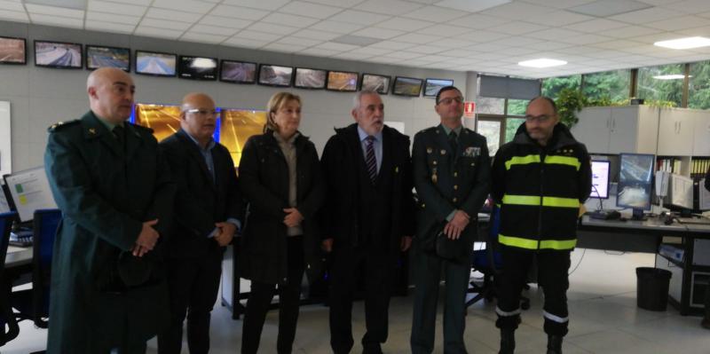 La Delegada del Gobierno en Asturias y el Subdelegado del Gobierno en León, durante la visita al Centro de Control de Aucalsa