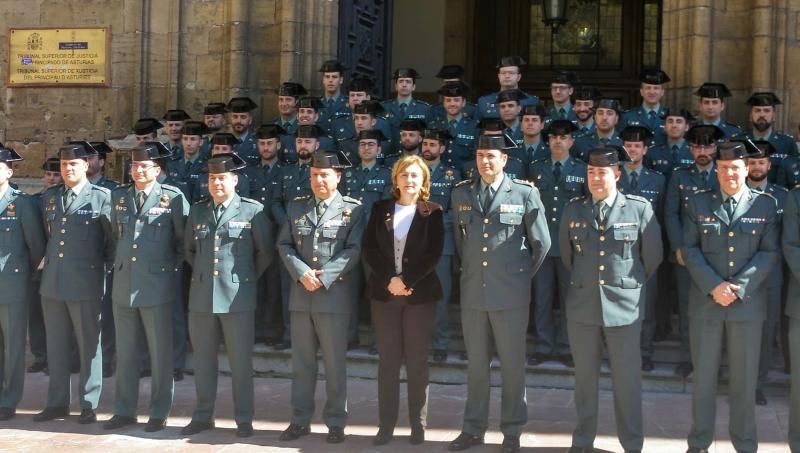 La Delegada, junto a los mandos de la Guardia Civil y los alumnos del Curso. 