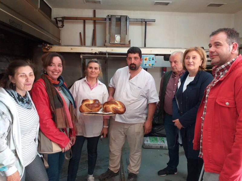 La Delegada, en una panadería artesana de Belmonte de Miranda.