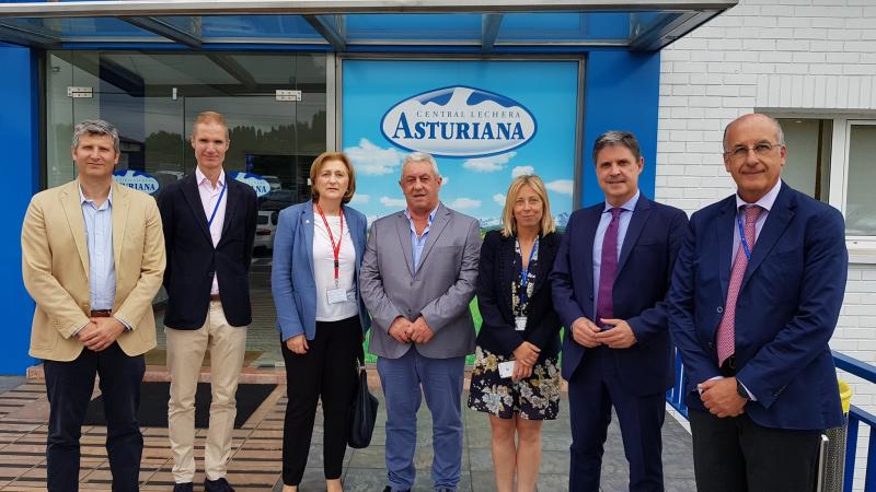 La Delegada del Gobierno visita las instalaciones de Central Lechera Asturiana