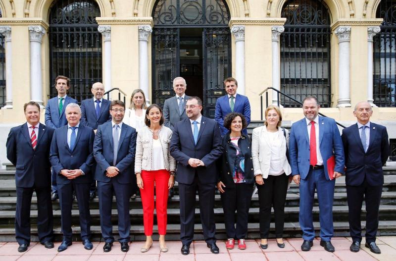 La ministra de Industria, Comercio y Turismo en funciones, Reyes Maroto, expresa el compromiso del Gobierno con la industria asturiana