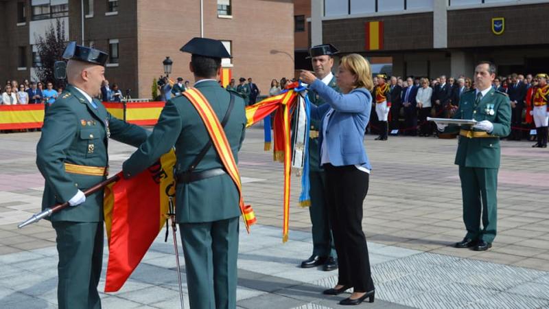 La Delegada del Gobierno impone la corbata de la orden del Mérito Civil a la Comandancia de la Guardia Civil de Oviedo