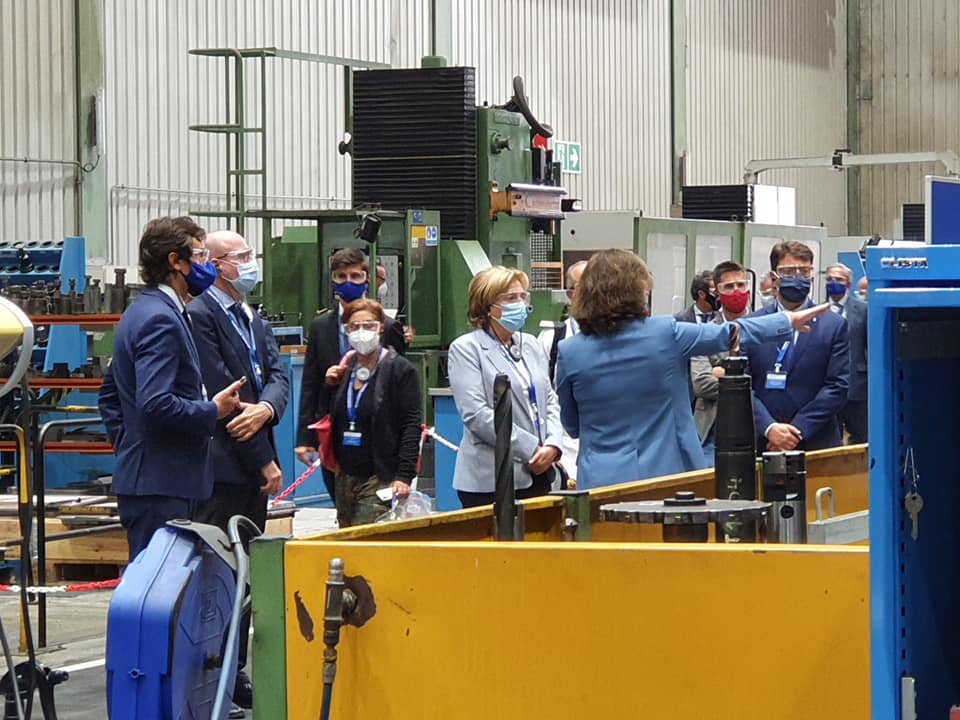 La Ministra de Defensa visita la Fábrica de Armas de Trubia