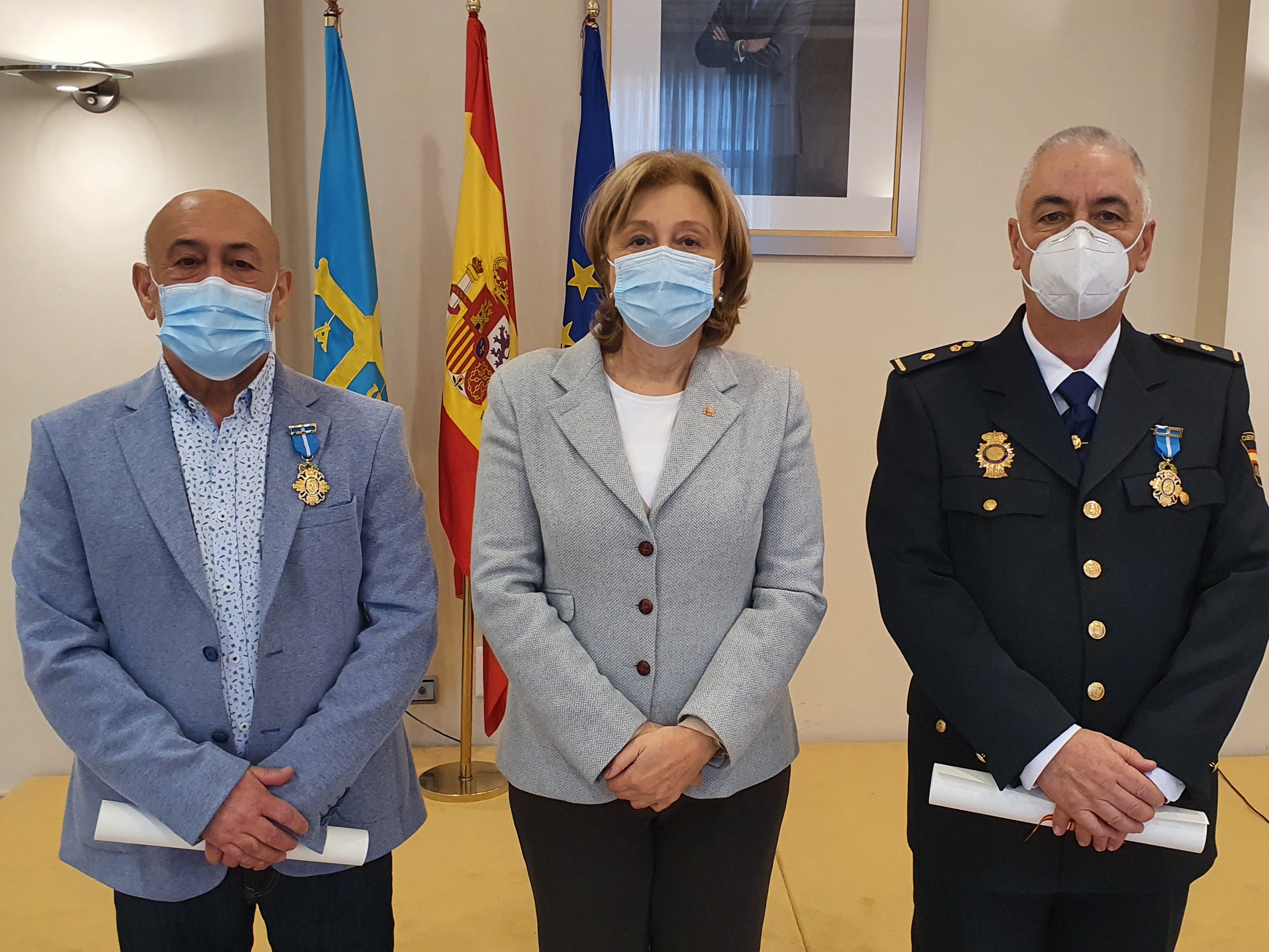 Imposición de la Cruz de Oficial de la Orden del Mérito Civil a Enrique Pavón y Alejandro Valverde.
