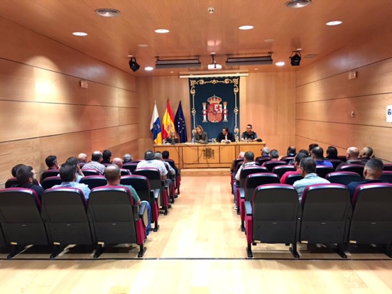 La delegada del Gobierno en Canarias entrega los diplomas a los participantes en el curso de artilleros
