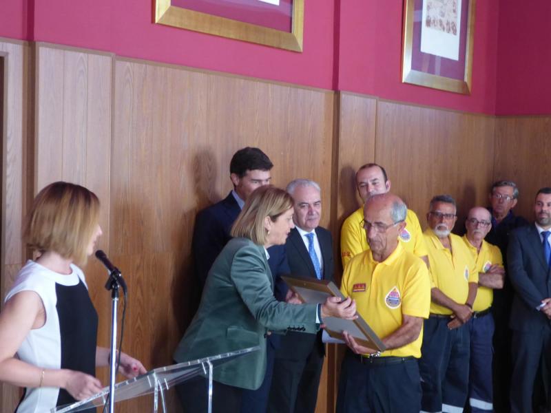 Mercedes Roldós entrega la Medalla al Mérito de la Protección Civil a la Asociación Ayuda en Emergencias Anaga  