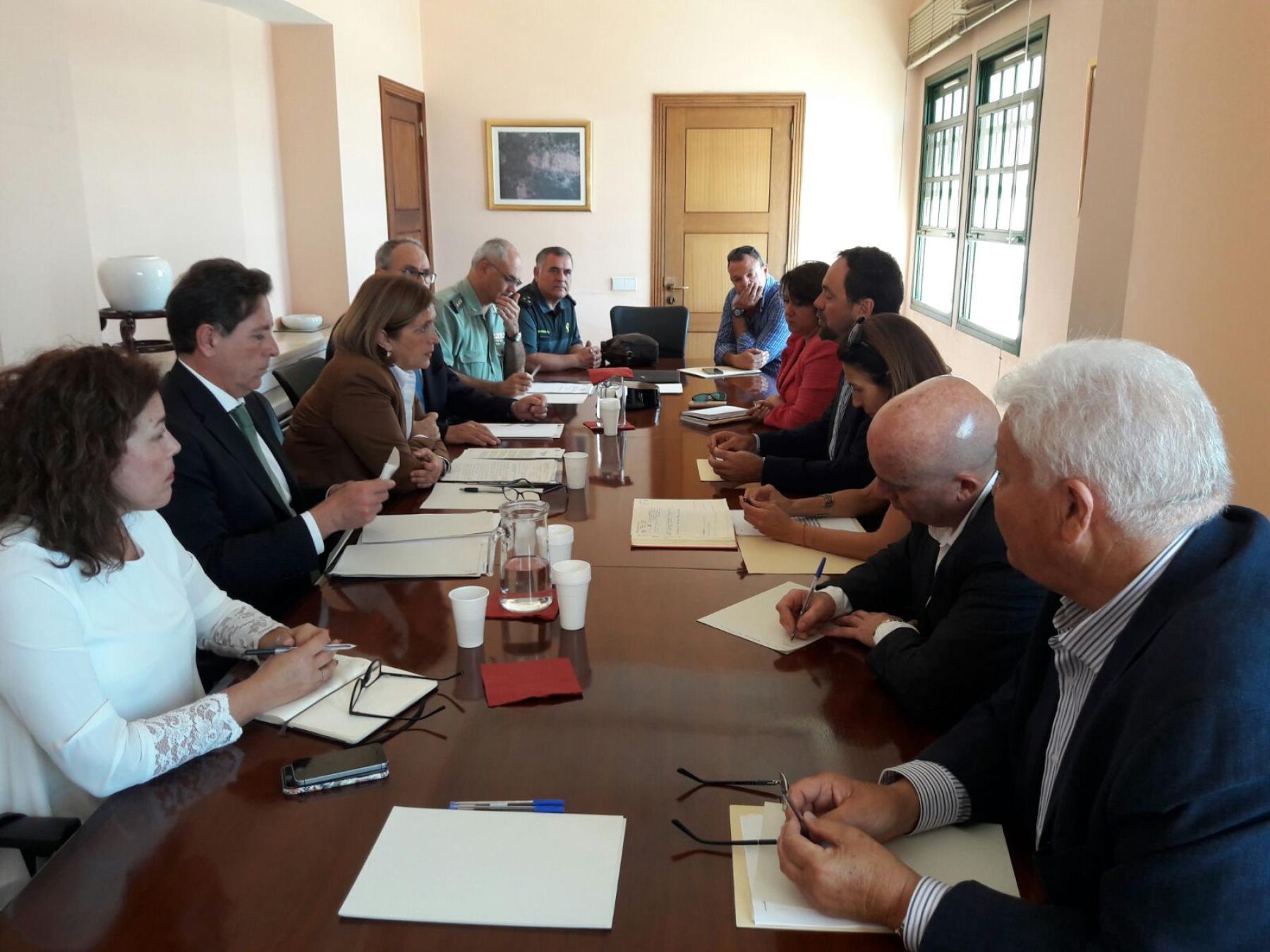 Mercedes Roldós se reúne con los alcaldes de los municipios turísticos de Lanzarote y la Confederación de Empresarios